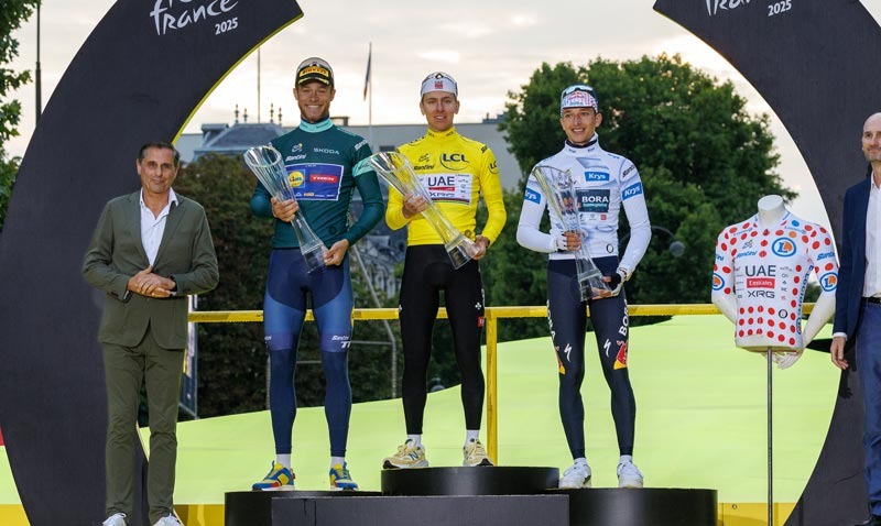 Tour de France Winner Receives Škoda Crystal Trophy